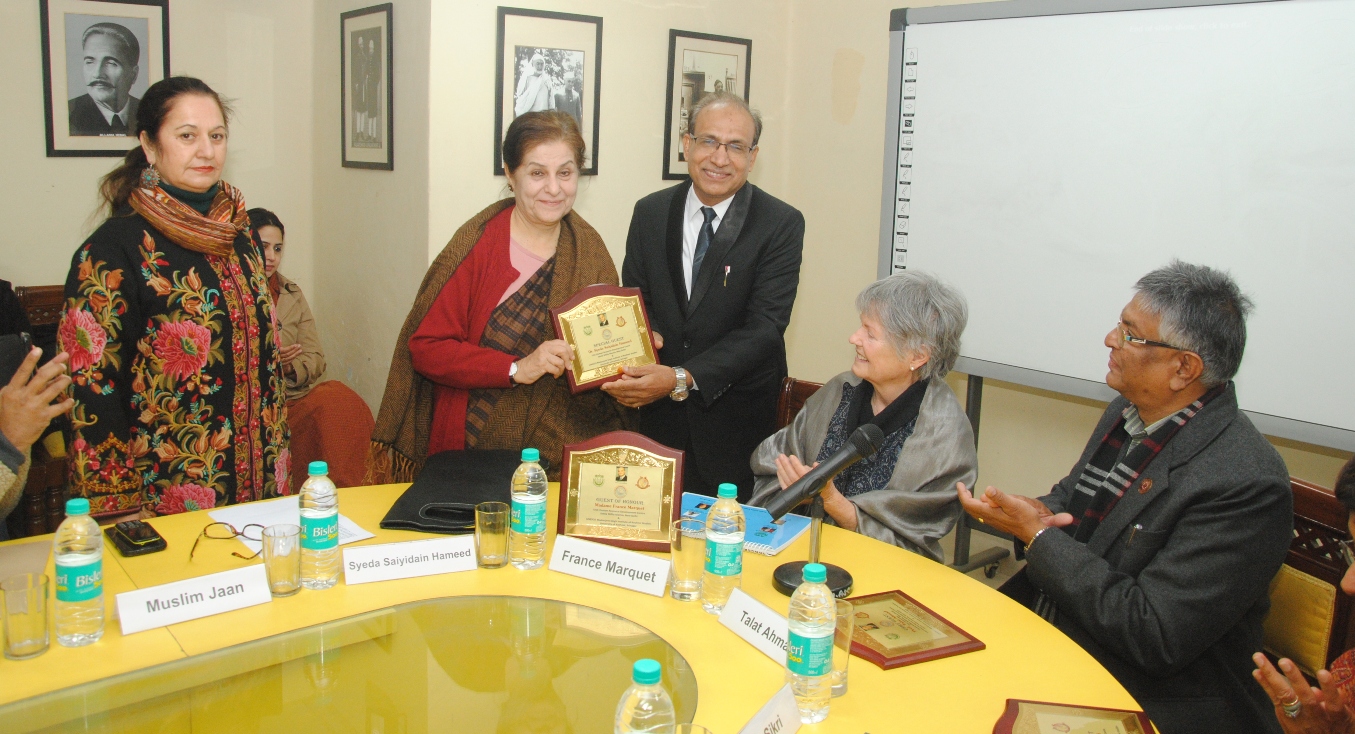 Dr. Anisur Rahman presenting Momento to Dr Syeda Hameed